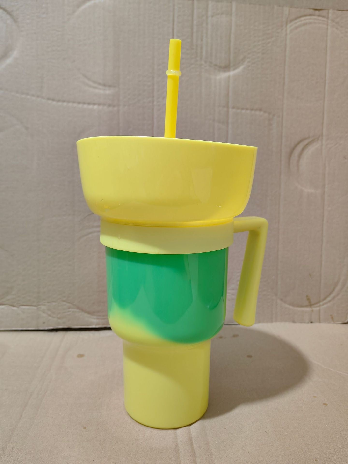 Snack Smarter: The One-Handed 2-in-1 Popcorn Bucket & Drink Cup.